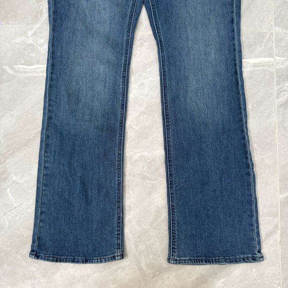 Women’s Old Navy Mid-Rise Wow Boot Cut Medium Wash Jeans Size 8 Petite - Picture 8 of 16